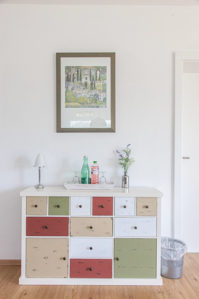 „Hahns Herberge“ – Innenraum einer Immobilie in Villach mit Möbeln und Dekoration.